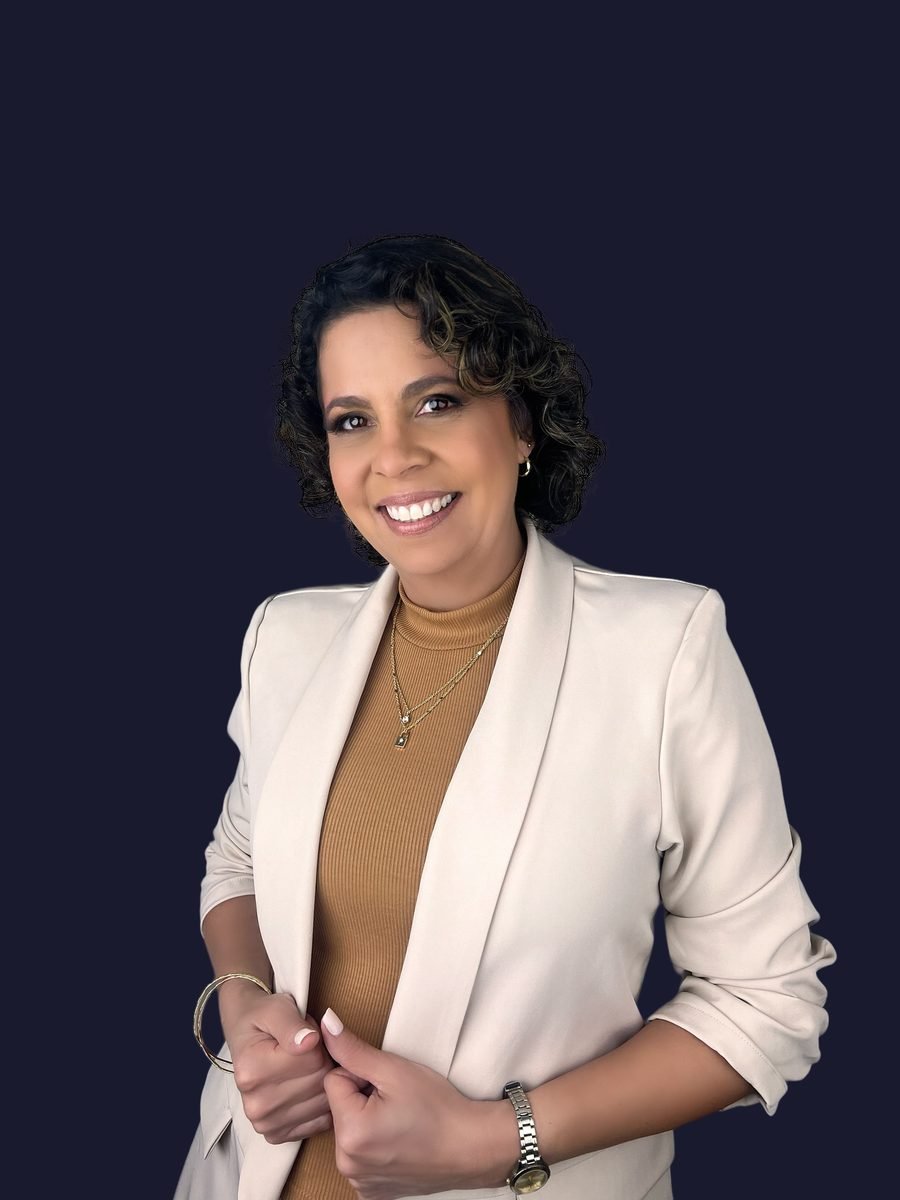 Maricruz Ascanio, Coach Ejecutiva-Relacional, con blazer marfil y suéter camel